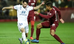 Le défenseur de Lyon Léo Dubois (g) face au défenseur de Metz Mathieu Udol, le 21 février 2020 à Longeville-lès-Metz