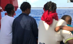 Bintu (g) et son fils, à bord du Ocean Viking, le 10 août 2019