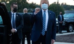 Donald Trump le 5 octobre 2020 Ă sa sortie de l'hĂŽpital militaire Walter Reed Ă Bethesda, oĂč il Ă©tait soignĂ© en raison du Covid-19