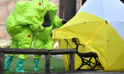 Des membres des services d'urgence installent une tente de protection, le 8 mars 2018 Ă Salisbury, sur le banc oĂč l'ex-espion russe SergueĂŻ Skripal et sa fille Ioulia ont Ă©tĂ© retrouvĂ©s inconscients