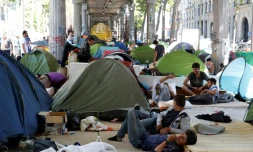 Des migrants installés dans leurs tentes dans un campement illégal, sous le métro de la station JaurÚs à Paris, le 19 juillet 2016