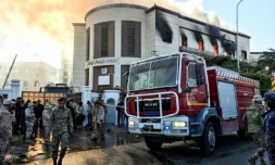 Un camion de pompiers et des responsables de la sécurité à l'extérieur du ministère des Affaires étrangères libyen à Tripoli, la capitale, où a eu lieu une attaque, le 25 décembre 2018