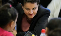 La ministre de l'Education Najat Vallaud-Belkacem découvre dans une classe au Havre le 22 février 2016 un nouveau systÚme d'apprentissage de lecture