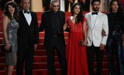 Le réalisateur franco-tunisien Abdellatif Kechiche, l'actrice Hafsia Herzi, l'acteur français Salim Kechiouche et leurs invités sur le tapis rouge de la projection du film "Mektoub my love : Intermezzo" au Festival de Cannes, le 23 mai 2019