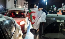 Des Algériens manifestent leur joie dans les rues d'Alger le 11 mars 2019 après l'annonce par le président Abdelaziz Bouteflika qu'il renonce à un 5e mandat