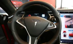 L'intérieur d'une Tesla, dans une salle d'exposition à New York, le 5 juillet 2016