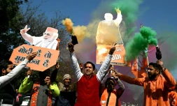 Des partisans du Bharatiya Janata (BJP), formation nationaliste hindoue au pouvoir en Inde, célèbrent la victoire devant le siège du parti à New Delhi, le 8 février 2025 