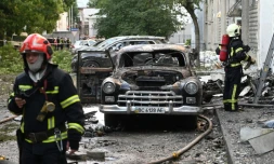 Des pompiers dans la ville ukrainienne de Lviv, le 12 juillet 2025, après une attaque massive russe aux drones et missiles contre le pays