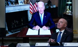 Le ministre de la Sécurité intérieure écoute le président américain Joe Biden lors de la signature d'un décrêt protecteur du droit à l'avortement, le 3 août 2022 à la Maison Blanche