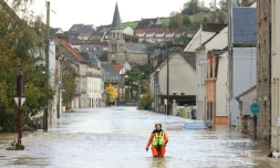 Un pompier dans une rue inondée d'Isques, près de Boulogne-sur-Mer, le 7 novembre 2023