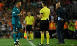 L'attaquant du Real Madrid Ronaldo (g) quitte le terrain après un second carton jaune en match aller de Supercoupe d'Espagne, le 13 août 2017