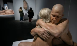 "Embrace", une oeuvre de Marc Sijan, est présentée à l'exposition sur les maîtres de l'hyperréalisme, le 11 février 2022 à La Sucrière de Lyon
