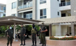 Des policiers montent la garde devant le domicile de l'ex-présidente par intérim de Bolivie Jeannine Anez à Trinidad (Bolivie), le 12 mars 2021