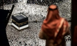 Un homme regarde les fidèles musulmans marcher autour de la Kaaba, le sanctuaire le plus sacré de l'Islam, à la Grande Mosquée de La Mecque, ville sainte de l'Arabie saoudite, le 13 juin 2024