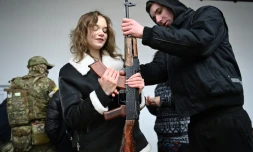 Une civile ukrainienne s'initie au maniement des armes prĂšs de Lviv, le 4 mars 2022