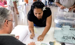 Une femme vote dans un bureau à Nouméa le 4 octobre 2020