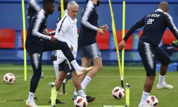 Le sélectionneur des Bleus Didier Deschamps dirige une séance d'entraînement, le 4 juillet 2018 à Istra