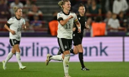 L'Allemande Alexandra Popp vient de marquer le deuxième but de son équipe contre l'Autriche en quart de finale de l'Euro, le 21 juillet 2022 à Brentford, près de Londres 