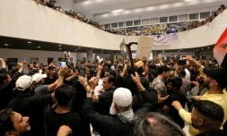 Des partisans de l'influent leader politique chiite Moqtada Sadr dans le parlement irakien, le 31 juillet 2022 à Bagdad