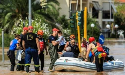 Des pompiers évacuent des habitants d'une zone inondée à Larissa, le 9 septembre 2023 en GrÚce