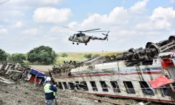 Un hélicoptère survole le 9 juillet 2018 le site où un train a déraillé dans la région de Tekirdag en Turquie