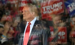 Donald Trump derrière des vitres pare-balles lors d'un meeting à Gastonia, en Caroline du Nord, le 2 novembre 2024