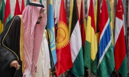 Le roi Salmane d'Arabie saoudite devant les drapeaux des pays membres de l'OCI, le 1er juin 2019 à La Mecque