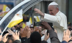 Le pape François acclamé par les fidèles le 10 novembre 2015 à Prato