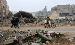 Des personnes marchent dans les rues de Rafah, au sud de la bande de Gaza, aprÚs un bombardement le 9 février 2024