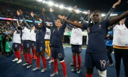 Les joueuses de l'équipe de France saluent leur public à l'issue de leur victoire sur les Sud-Coréennes en ouverture du Mondial, au Parc des Princes, le 7 juin 2019