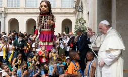 Photo publiée et prise le 10 septembre 2021 par les services du Vatican montrant le pape François lors d'une rencontre avec des enfants ayant participé à une marche de l'hospitalité à l'occasion de la journée mondiale des migrants et des réfugiés, au Vatican