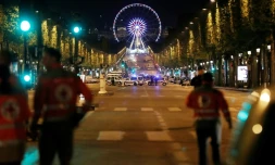 Des secouristes sur les Champs-Elysées à Paris, le 20 avril 2017