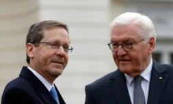 Le président allemand Frank-Walter Steinmeier (d) accueille son homologue israélien Isaac Herzog au palais présidentiel de Bellevue, à Berlin, le 16 février 2024