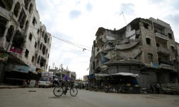 Bâtiments endommagés par les bombardements dans la ville syrienne d'Idleb, le 6 mars 2020