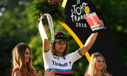 Le Slovaque Peter Sagan (Tinkoff), récompensé du Prix de la combativité au Tour de France, sur le podium à l'arrivée aux Champs-Elysées, le 24 juillet 2016