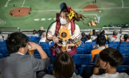 La vendeuse Mariko Matsumoto lors d'un match de baseball à Tokyo, le 28 avril 2023