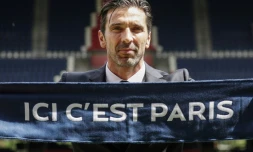 Le gardien de but italien Gianluigi Buffon recruté par le Paris SG sur la pelouse du Parc des Princes le 9 juillet 2018