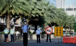 Des policiers bloquent la route menant au consulat des États-Unis à Chengdu, dans la province du Sichuan, dans le sud-ouest de la Chine, le 27 juillet 2020