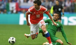 Le Russe Yury Zhirkov (g) face au Saoudien Hatan Babhir en ouverture du Mondial, le 14 juin 2018 à Moscou