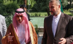 Le ministre iranien des Affaires étrangères Hossein Amir-Abdollahian (d) accueille son homologue saoudien Faisal bin Farhan à Téhéran, le 17 juin 2023