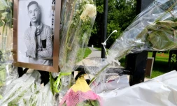 Un portrait du jeune Kévin et des fleurs au portail du parc du bois des Soeurs à Mourmelon, dans la Marne, le 7 juin 2018
