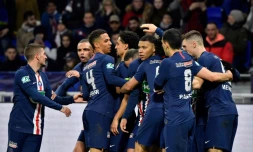 L'attaquant parisien Kylian Mbappé (c) félicité par ses partenaires après un but en demi-finale de la Coupe de France face à Lyon, à Décines-Charpieu, le 4 mars 2020