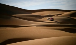 Le responsable du road book Pablo Eli et le coordinateur Edo Mossi lors des reconnaissances, prĂšs de Ryad en Arabie saoudite, pour le prochain Dakar, le 18 octobre 2019