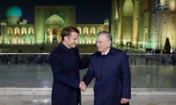 Le président français Emmanuel Macron, en visite officielle, serre la main de son homologue ouzbek Chavkat Mirzioïev sur la place du Régistan à Samarcande le 1er novembre 2023 