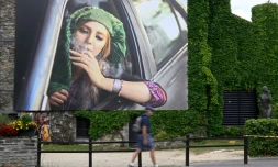 Une photo de la photographe afghane Fatimah Hossaini est exposée le 3 juin 2022 à La Gacilly (Morbihan) dans le cadre de la 19e édition du festival photo en plein air de la commune 