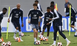 Le défenseur des Bleus Benjamin Pavard (c) lors d'une séance d'entraînement au stade d'Istra, le 4 juillet 2018