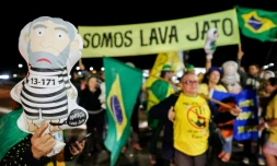 Des brésiliens manifestent, le 12 juillet 2017, après l'annonce de la  condamnation de l'ex-président Lula a près de 10 ans de prison pour corruption