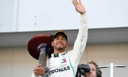 Le Britannique Lewis Hamilton salue sur le podium les supporteurs après sa victoire au GP du Japon de F1, le 7 octobre 2018 sur le circuit de Suzuka