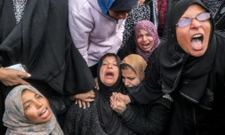 Des femmes pleurent la disparition de proches, le 5 janvier 2025 à Deir el-Balah, dans le centre de la bande de Gaza