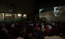 Des Palestiniens renouent avec le grand écran à Gaza avec la réouverture, le temps d'une soirée, du cinéma Samer, le 26 août 2017